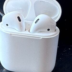 AirPods (2nd generation) pre-owned in good condition. Charging cable included.